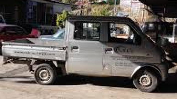 Eroğlu Oto Tamiri atölyesinde araç bakım ve onarım işlemleri yapılırken çekilmiş görüntü