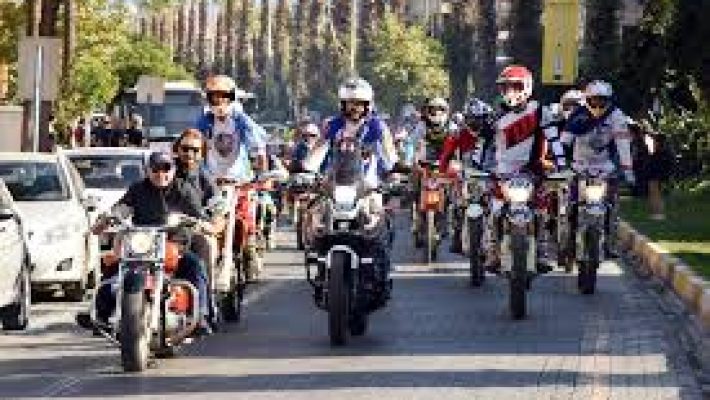 Alanya Moto servis alanında motosiklet bakımı ve onarım işlemleri yapılırken çekilmiş görüntü