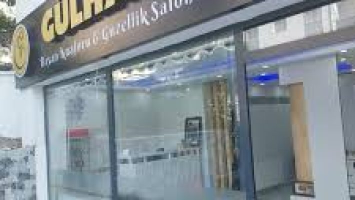 Gülhan Aztuğ Güzellik Merkezi’nde profesyonel cilt bakımı ve güzellik hizmetleri alan bir müşteri.