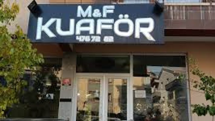 M&F Kuaför ve Güzellik Salonları’nda saç kesimi ve güzellik hizmeti alan bir müşteri.