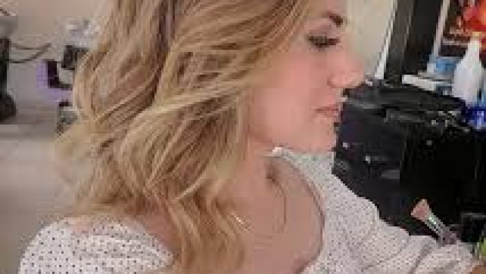 Süheyla Saç Tasarım’da modern kuaför koltuğunda saç kesimi ve tasarım hizmeti alan bir müşteri.