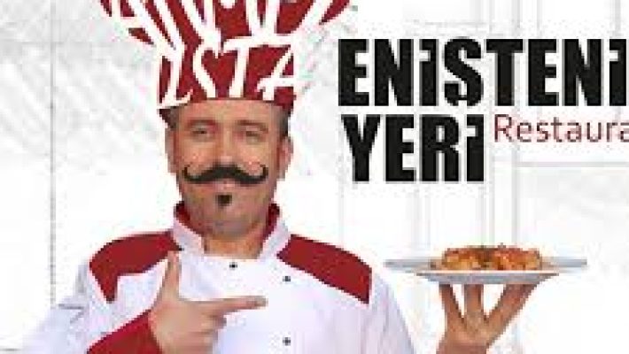 Eniştenin Yeri Alanya restoranında masalar, müşterilerin keyifli yemek deneyimi yaşadığı sıcak ve samimi ortam.