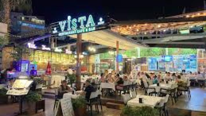 Vista Restaurant Cafe & Bar’da şık masa düzeni, içecekler ve modern restoran-cafe-bar alanı.