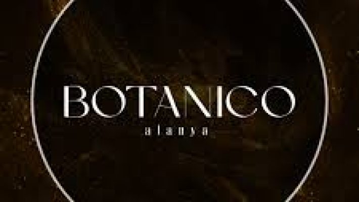 Botanico Club Alanya’da açık hava bar ve lounge alanı, modern dekor ve misafirlerin keyifli vakit geçirdiği ortam.