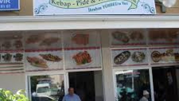 Dumanlar Kebap & Pide’de masalarda servis edilen kebap çeşitleri, pideler ve sıcak restoran ortamı.