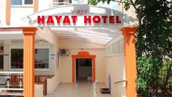 Hayat Apart Otel Alanya’da modern apart otel binası, balkonlu odalar ve açık havuz alanı.