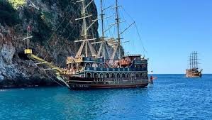 Alanya günübirlik gemi turları kapsamında Akdeniz’de seyreden tur teknesi