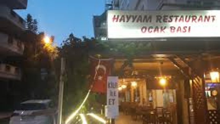 “Hayyam Alanya Restaurant’ta şık masa düzeni ve Akdeniz esintileriyle lezzetli yemek keyfi.”