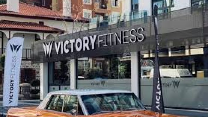 “Victory Fitness Club’da modern ekipmanlarla antrenman yapan sporcular”
