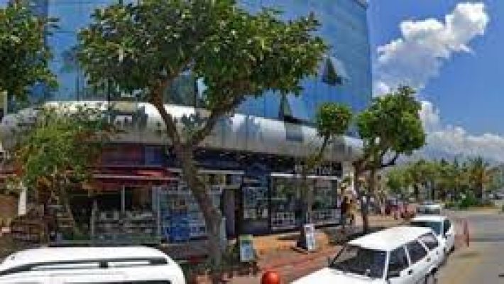 Metro Deri mağazasında kaliteli deri ceketler, çantalar ve aksesuarlar sergileniyor.