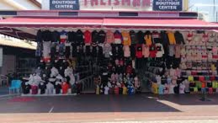 Talisman Shoes & Boutique Center Alanya – Kadın ve erkek ayakkabıları ile şık boutique ürünlerinin modern vitrinlerde sergilendiği mağaza.