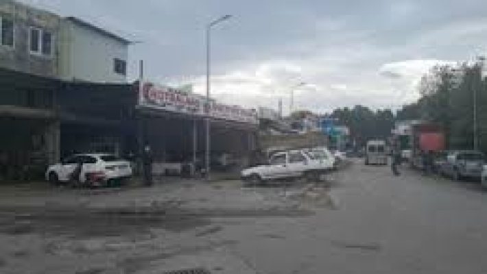 “Latif Oto Bakım servis alanında bakım ve onarım hizmeti verilen araçların bulunduğu modern oto servis görüntüsü.”