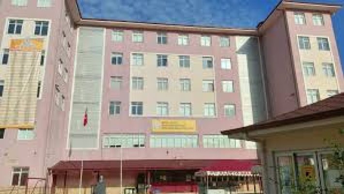 Alanya Kız Anadolu İmam Hatip Lisesi binası, modern eğitim imkanları ve kız öğrenciler için güvenli, destekleyici öğrenme ortamıyla öne çıkıyor.