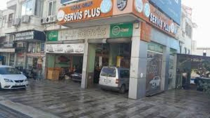 “Uçak Oto Servis servis alanında bakım ve onarım işlemi yapılan aracın bulunduğu modern oto servis görüntüsü.”