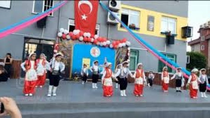 Cikcilli Mehmet Emine Öncü İlköğretim Okulu binası, modern sınıfları ve öğrencilere güvenli, çağdaş bir eğitim ortamı sunan ilkokul.