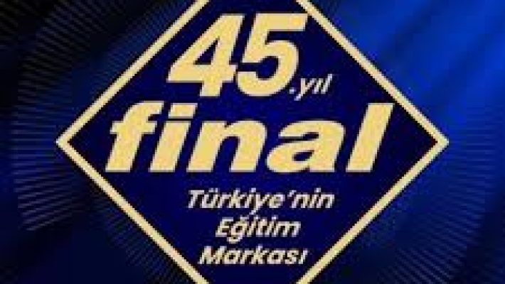 "Özel Alanya Final Akademi Anadolu Lisesi öğrencileri modern okul binasında ders işliyor, öğretmen rehberliğinde etkileşimli eğitim ortamında öğrenim görüyor."