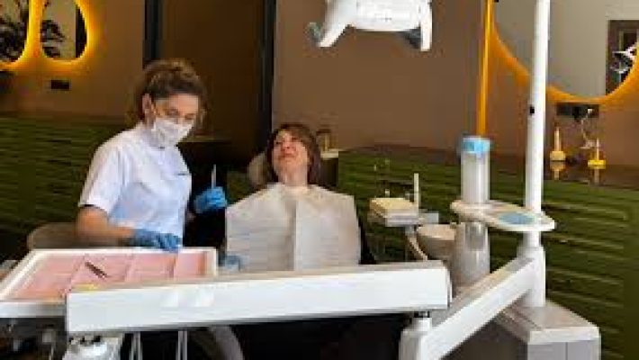 “Masal Dental Alanya Diş Kliniği modern muayene odası ve dental ekipmanlarla donatılmış profesyonel diş sağlığı merkezi.”
