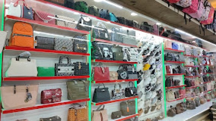 Havana Leather mağazasında sergilenen şık deri çantalar, cüzdanlar ve aksesuar koleksiyonları.