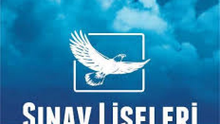 "Özel Alanya Sınav Temel Lisesi öğrencileri modern sınıf ortamında ders işliyor, öğretmen rehberliğinde etkileşimli ve disiplinli eğitim alıyor."