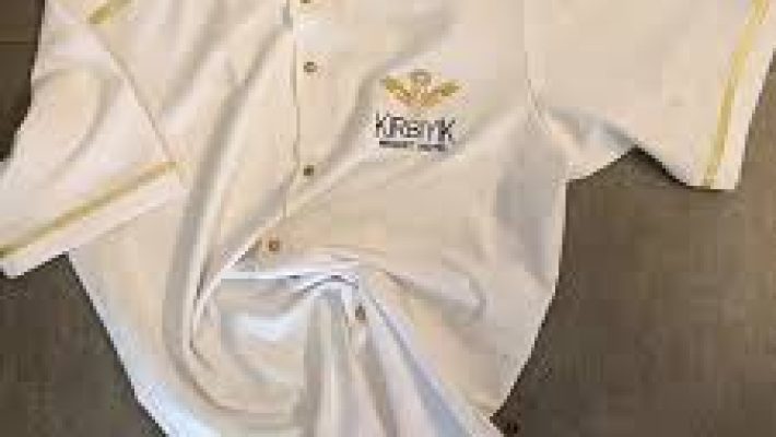 LİLAFORM Alanya – Personel kıyafetleri ve iş üniformalarının şık ve fonksiyonel şekilde sergilendiği mağaza, kalite ve profesyonelliği bir arada sunuyor.