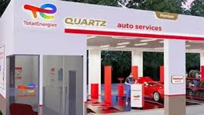 “TotalEnergies Quartz Auto Services – Özel Başarı Oto servis alanında bakım ve onarım işlemi yapılan aracın bulunduğu modern oto servis görüntüsü.”