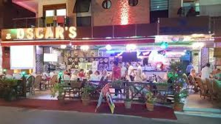 “Oscar Restaurant Alanya’da özenle hazırlanmış lezzetli yemekler ve şık masa düzeni.”