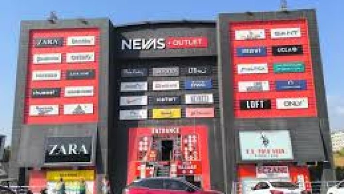 Nevas Outlet Alanya mağazası, modern tasarım vitrinleri ve indirimli ürünleriyle alışveriş keyfi sunuyor.