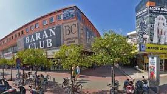 Baran Club mağazasında sergilenen erkek ve kadın modern giyim ürünleri, ceket, gömlek ve pantolon koleksiyonları.