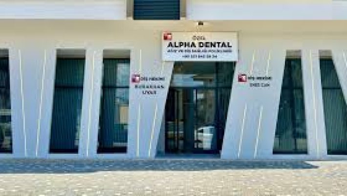 “Alpha Dental Ağız ve Diş Sağlığı Polikliniği modern diş üniti ve ileri teknoloji cihazlarla donatılmış tedavi odası.”