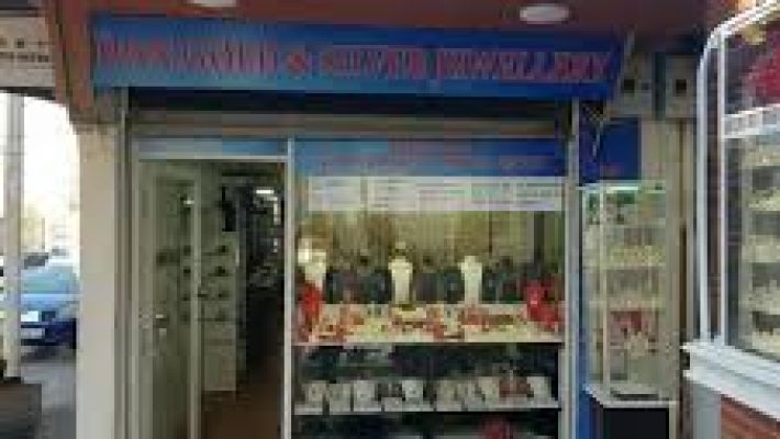 TAŞLI TUŞLU mağazasında sergilenen kadın çantaları, takı aksesuarları ve modern kombin ürünleri.