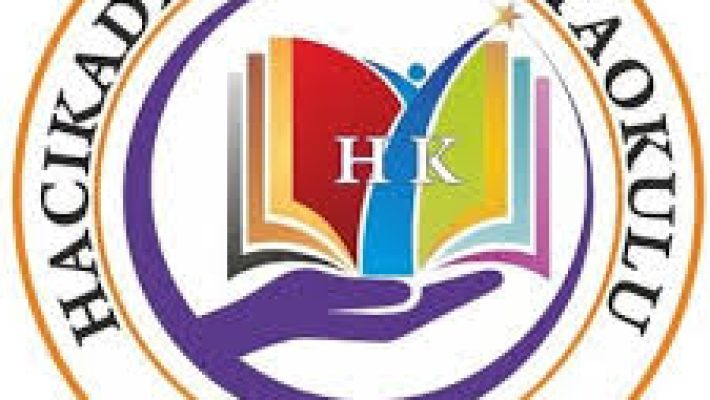 Hacıkadiroğlu Ortaokulu binası, modern eğitim olanakları ve öğrencilere güvenli, destekleyici bir öğrenme ortamı sunan ortaokul.