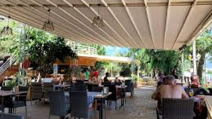 Sea Garden Restoran’da deniz manzarası eşliğinde taze deniz ürünleri ve huzurlu akşam keyfi.