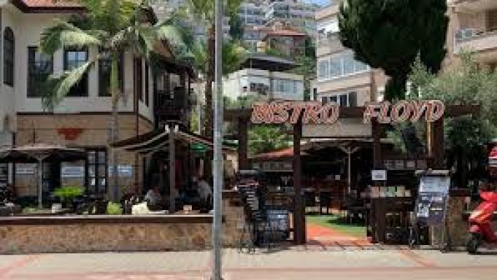 “Alanya Bistro Floyd’da modern dekorasyon eşliğinde dünya mutfağı yemekleri ve özel içecekler”