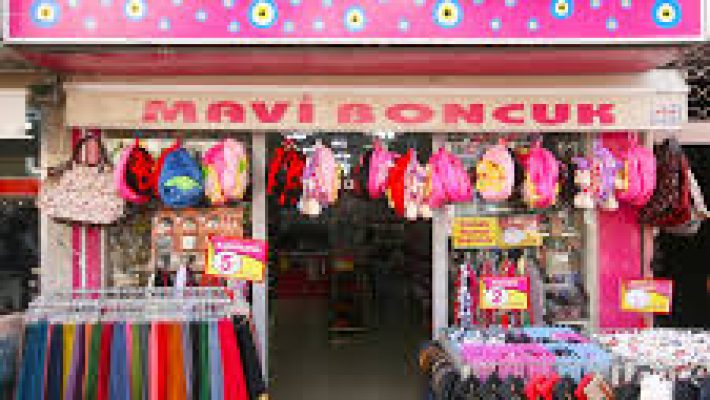 Mavi Boncuk Bijuteri mağazasında sergilenen kadın takı aksesuarları, kolye, bilezik ve küpe koleksiyonları.