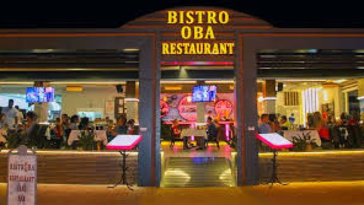 Bistro Oba Restaurant & Bar’da deniz manzaralı şık masa düzeni ve özenle sunulan yemekler