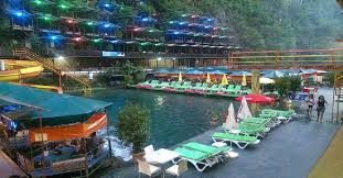 Alanya Dim Çayı’nda piknik yapan ve doğa ile iç içe keyifli vakit geçiren tatilciler