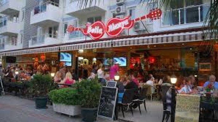“Bella Alanya HeikinBaari’de keyifli anlar, serinletici içecekler ve eğlenceli atmosfer.”