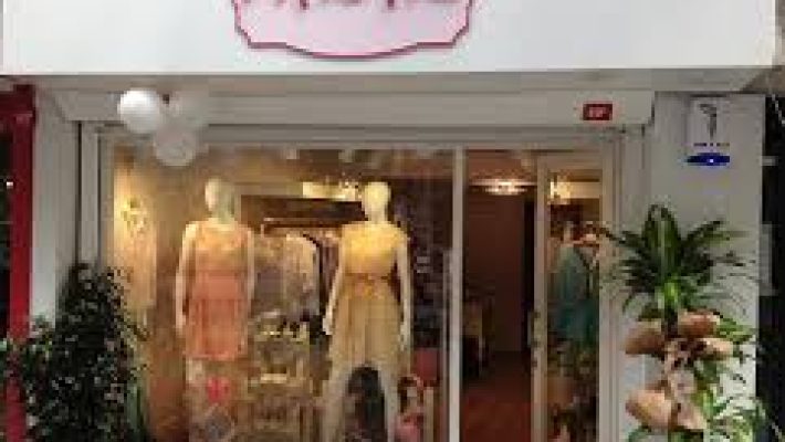 Masal Butik Alanya – Kadın giyim ürünlerinin modern, zarif ve renkli tasarımlarla sergilendiği şık butik mağaza.