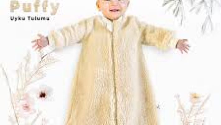 Storks mağazasında sergilenen bebek ve çocuk giyim ürünleri, renkli ve sevimli tasarımlar.