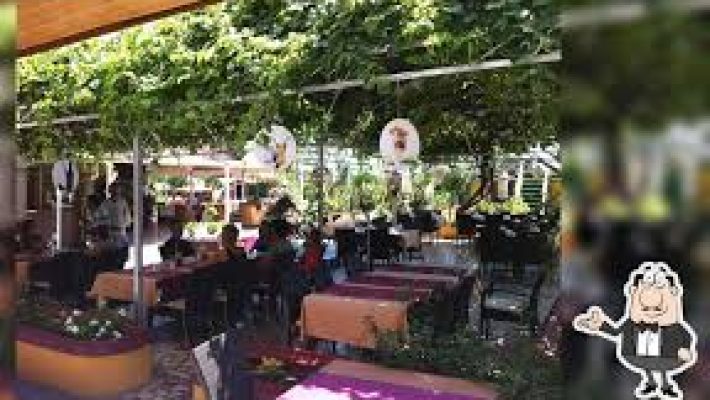 Adanus Restaurant Cafe Bar’da deniz manzarası eşliğinde Akdeniz mutfağının tadını çıkaran misafirler.