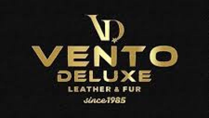 Vento Deluxe Leather & Fur mağazasında şık deri ve kürk ürünlerin sergilendiği modern vitrin görünümü.