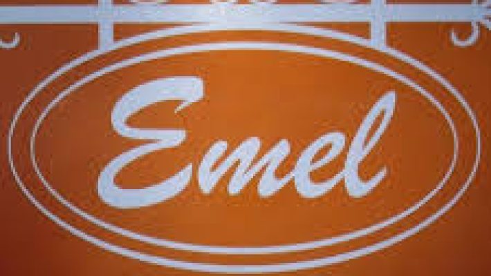 Emel Züccaciye mağazasında sergilenen tencere, tava, mutfak gereçleri ve şık sofra takımları.