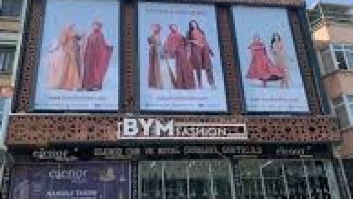 RYMcollection mağazasında sergilenen zarif kadın giyim koleksiyonu – Alanya’da modern tarzı ve kaliteyi bir araya getiren butik moda mağazası.