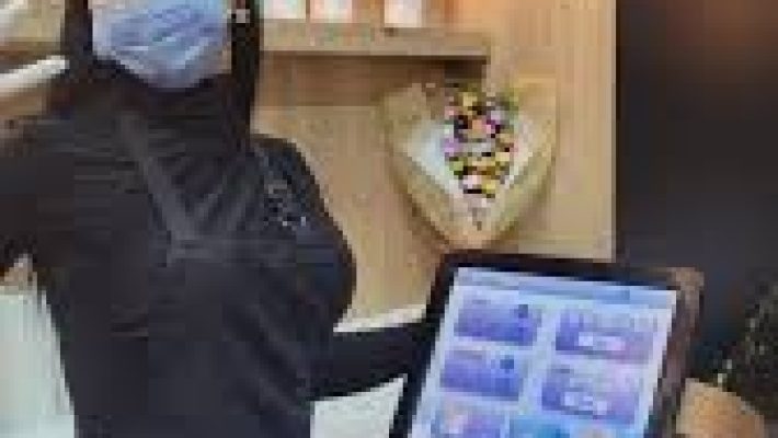 “Nurlu Güzellik Merkezi’nde profesyonel saç ve cilt bakım hizmeti alan müşteri”