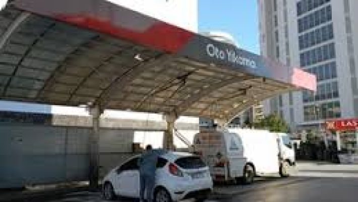 “Alanya Oto Yıkama (Plus Oto Yıkama) alanında araçların yıkanma ve bakım işlemi yapıldığı modern oto yıkama görüntüsü.”