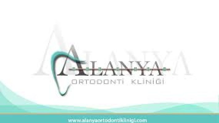 “Alanya Ortodonti Kliniği modern muayene odası ve ileri teknoloji ortodontik tedavi ekipmanları.”