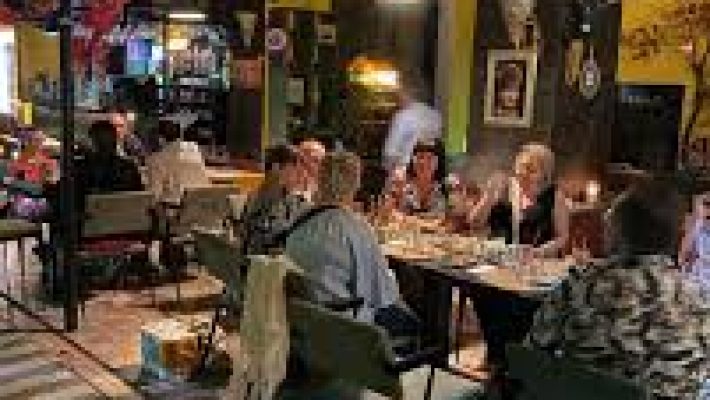 “Ya-Ka Meyhane’de Türk mezeleri, deniz ürünleri ve canlı müzik eşliğinde keyifli akşam.”