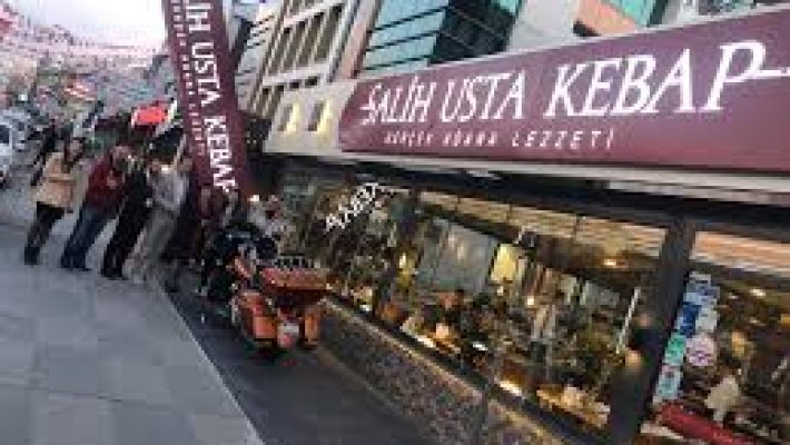Alanya’da mangal ateşinde pişen Adana kebap ve ızgara çeşitleri sunan Kebapçı Salih Ocakbaşı