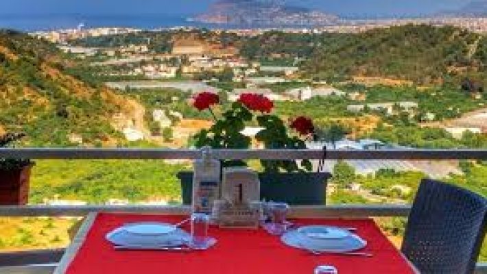 “Konaktepe Restaurant’ta Alanya manzarası eşliğinde yöresel lezzetler sunulan açık hava restoran alanı.”