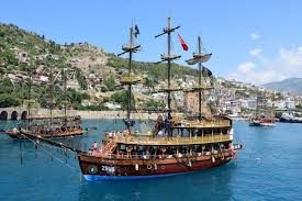 Откройте для себя красоту Средиземного моря с турами на лодке в Алании в рамках акций сезона 2026.